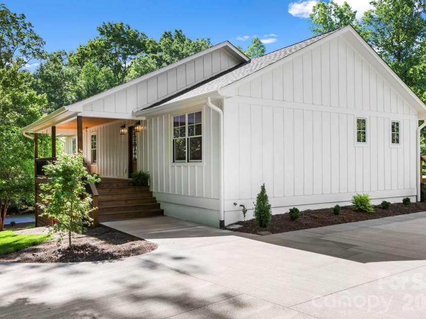 316 Big Raven Lane, Saluda, NC 28773.  MLS# CAR4374853, YatesRealty ID 41348. 