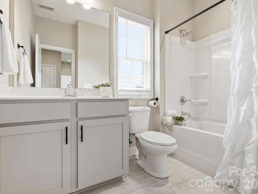 9406 Kings Parade Boulevard, Charlotte, NC 28273.  MLS# CAR4410774, YatesRealty ID 41349. Full hall bath conveniently located between the secondary bedrooms.