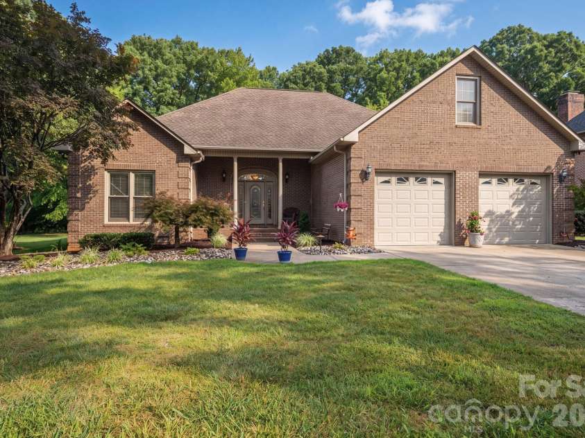 725 Hanna Woods Drive, Cramerton, NC 28032.  MLS# CAR4407997, YatesRealty ID 41355. 