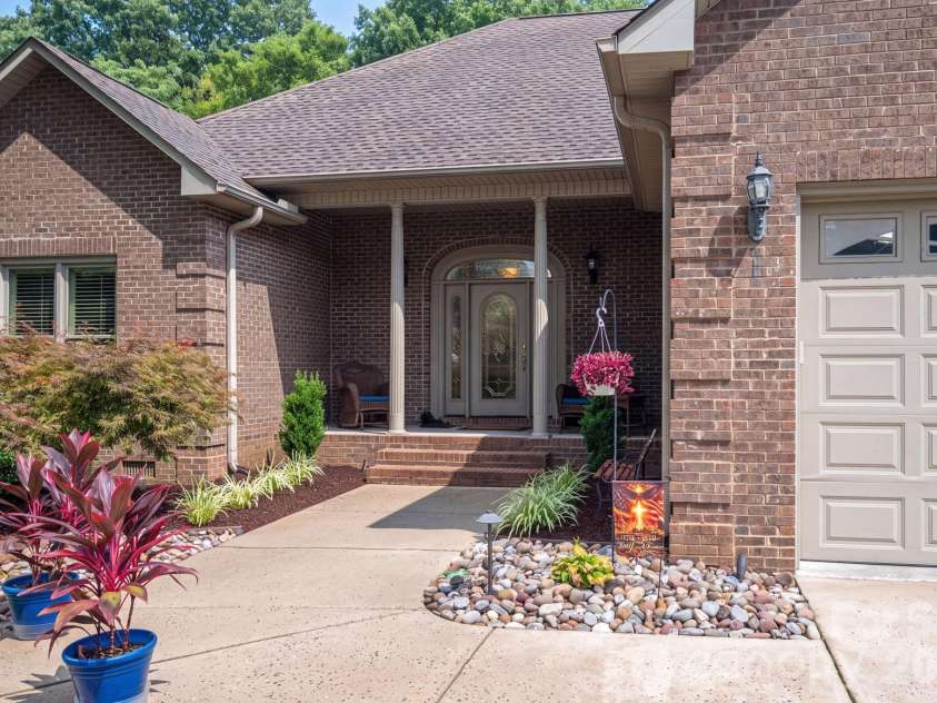 725 Hanna Woods Drive, Cramerton, NC 28032.  MLS# CAR4407997, YatesRealty ID 41355. 