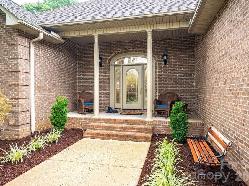 725 Hanna Woods Drive, Cramerton, NC 28032.  MLS# CAR4407997, YatesRealty ID 41355. 