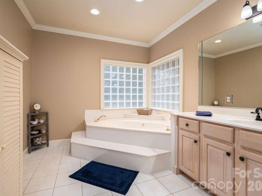 725 Hanna Woods Drive, Cramerton, NC 28032.  MLS# CAR4407997, YatesRealty ID 41355. 