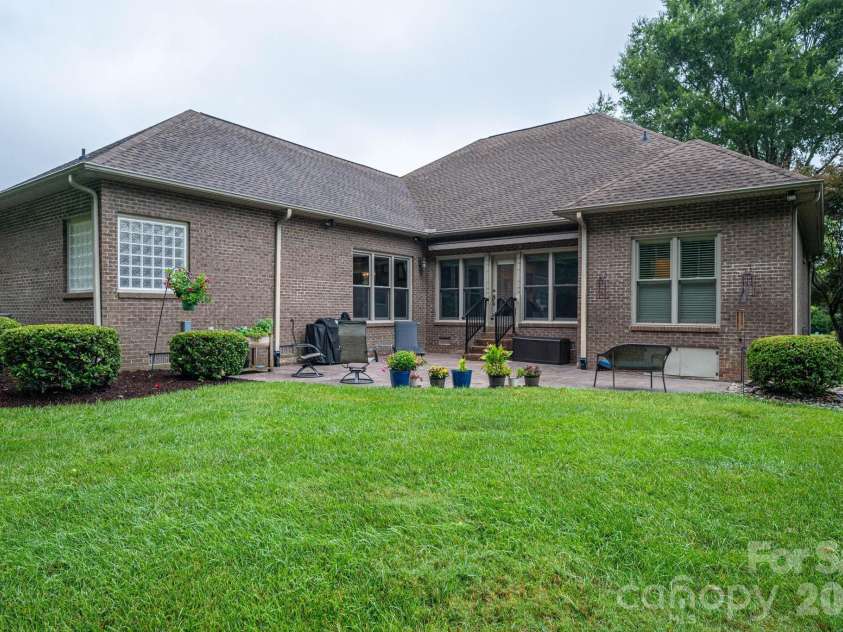 725 Hanna Woods Drive, Cramerton, NC 28032.  MLS# CAR4407997, YatesRealty ID 41355. 