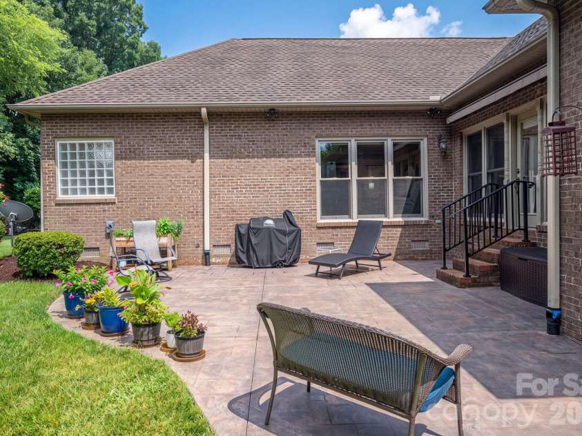 725 Hanna Woods Drive, Cramerton, NC 28032.  MLS# CAR4407997, YatesRealty ID 41355. 
