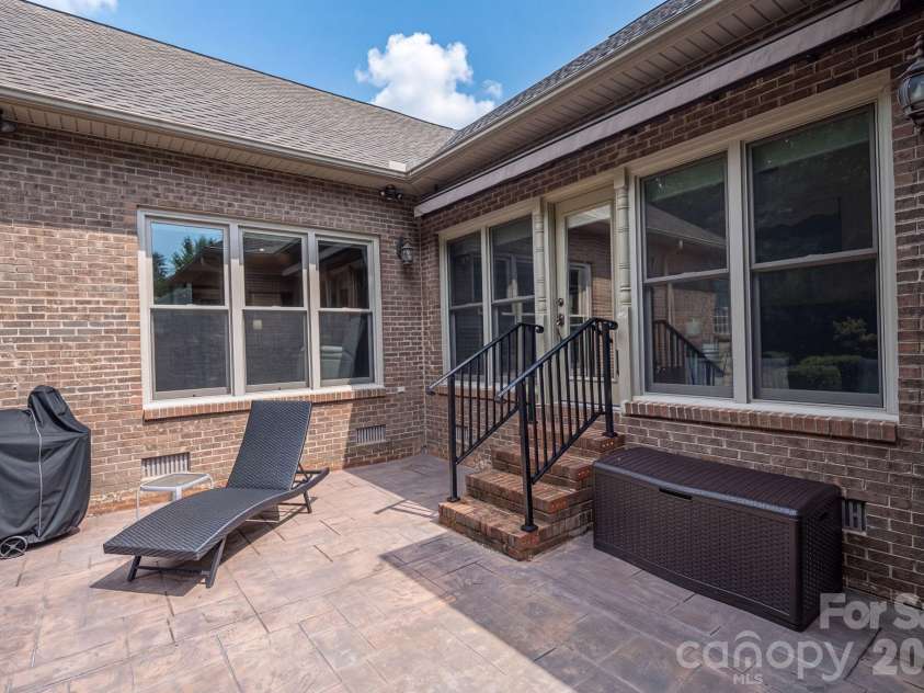 725 Hanna Woods Drive, Cramerton, NC 28032.  MLS# CAR4407997, YatesRealty ID 41355. 