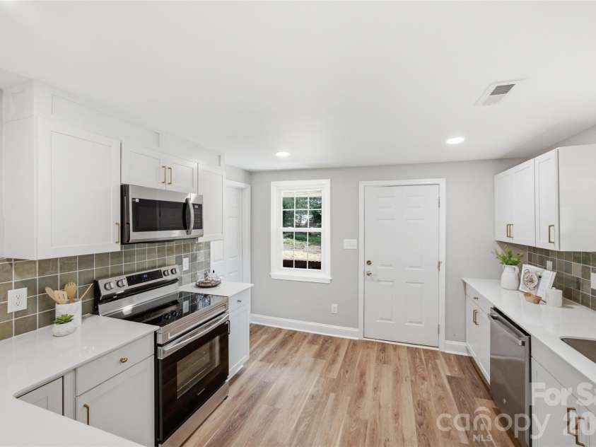8223 Knollwood Circle, Charlotte, NC 28213.  MLS# CAR4406519, YatesRealty ID 41357. 