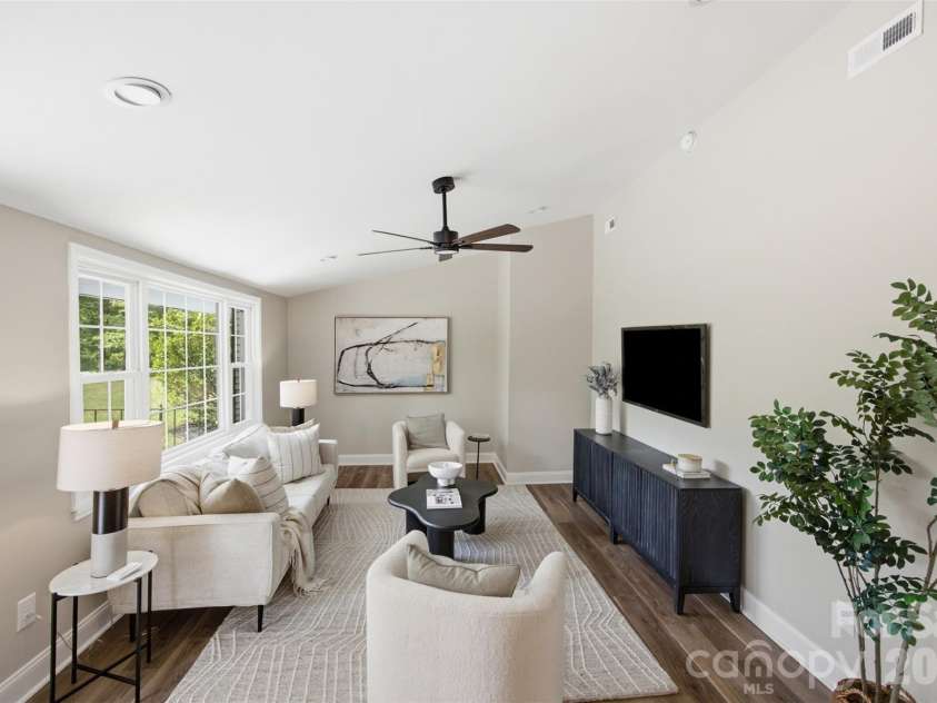 8223 Knollwood Circle, Charlotte, NC 28213.  MLS# CAR4406519, YatesRealty ID 41357. Open Floor Plan