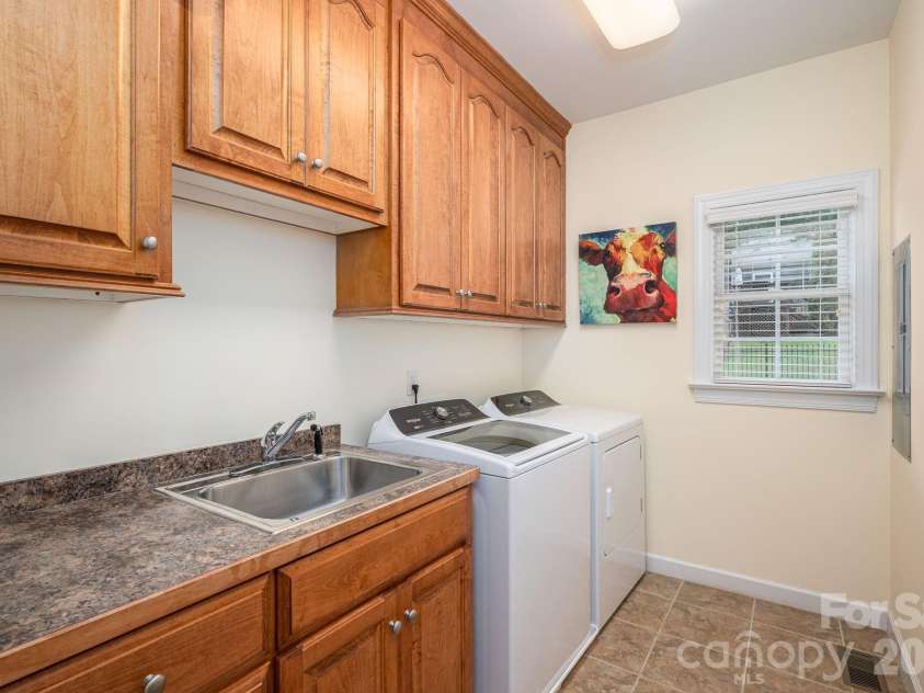 5059 Graystone Estates Drive, Belmont, NC 28012.  MLS# CAR4391332, YatesRealty ID 41358. 