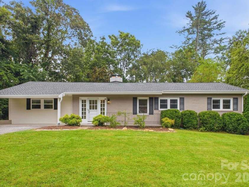 216 Lyndale Road, Hendersonville, NC 28739.  MLS# CAR4409537, YatesRealty ID 41359. 
