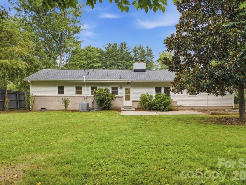 216 Lyndale Road, Hendersonville, NC 28739.  MLS# CAR4409537, YatesRealty ID 41359. 
