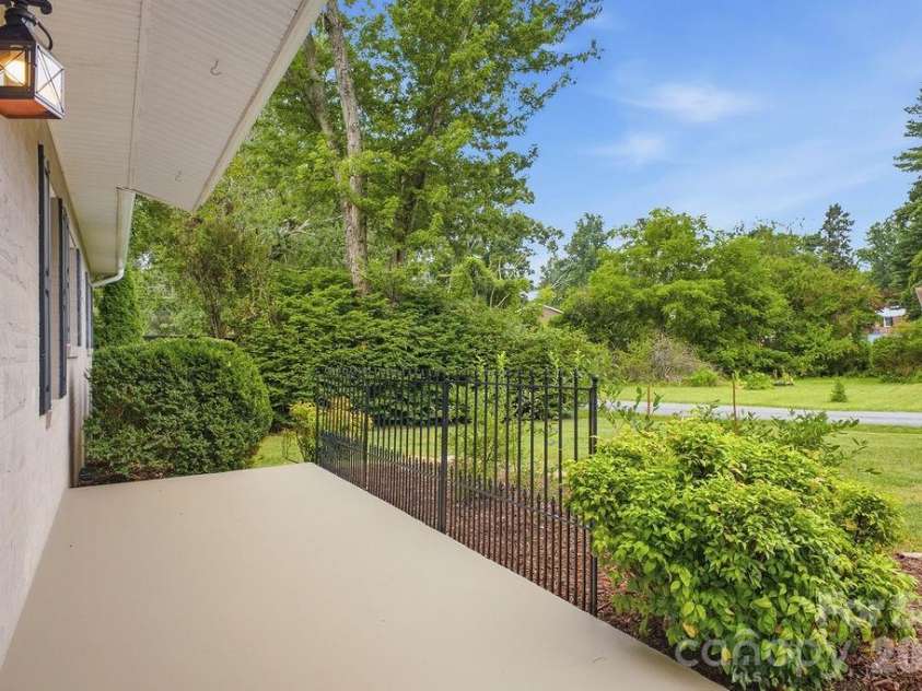 216 Lyndale Road, Hendersonville, NC 28739.  MLS# CAR4409537, YatesRealty ID 41359. 