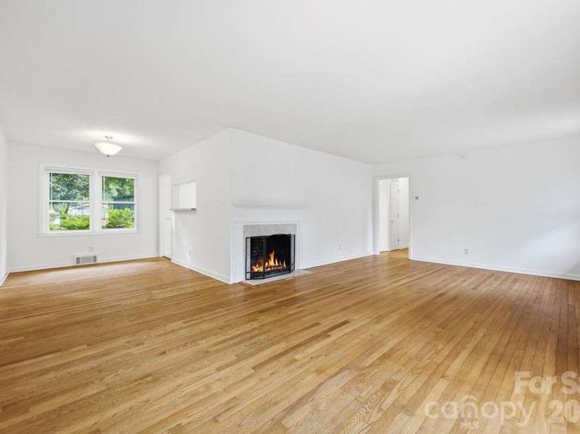 216 Lyndale Road, Hendersonville, NC 28739.  MLS# CAR4409537, YatesRealty ID 41359. 