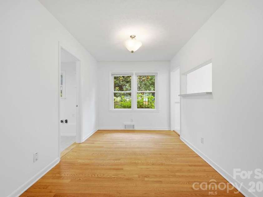 216 Lyndale Road, Hendersonville, NC 28739.  MLS# CAR4409537, YatesRealty ID 41359. 
