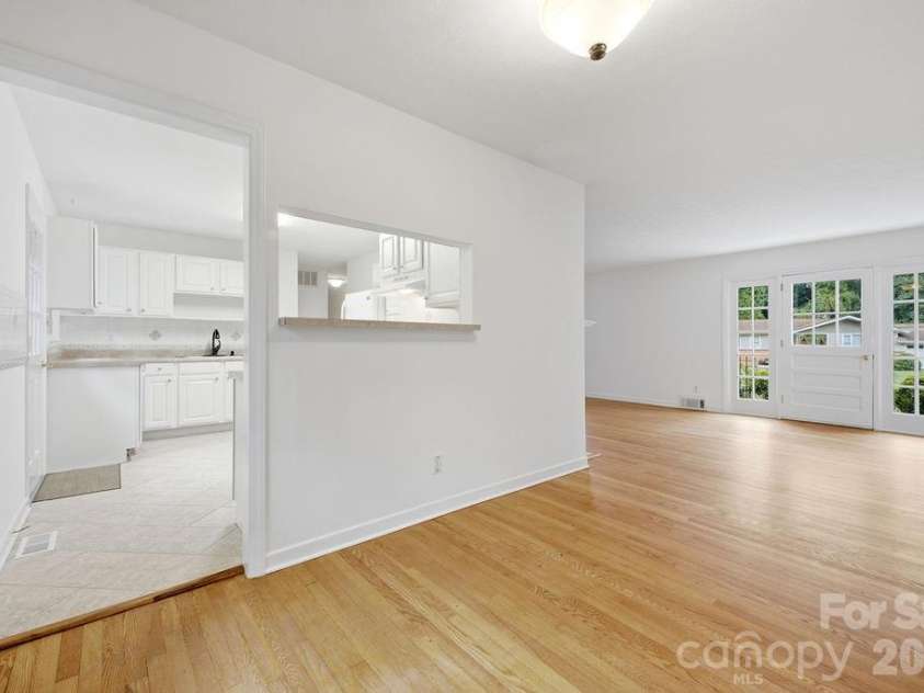 216 Lyndale Road, Hendersonville, NC 28739.  MLS# CAR4409537, YatesRealty ID 41359. 