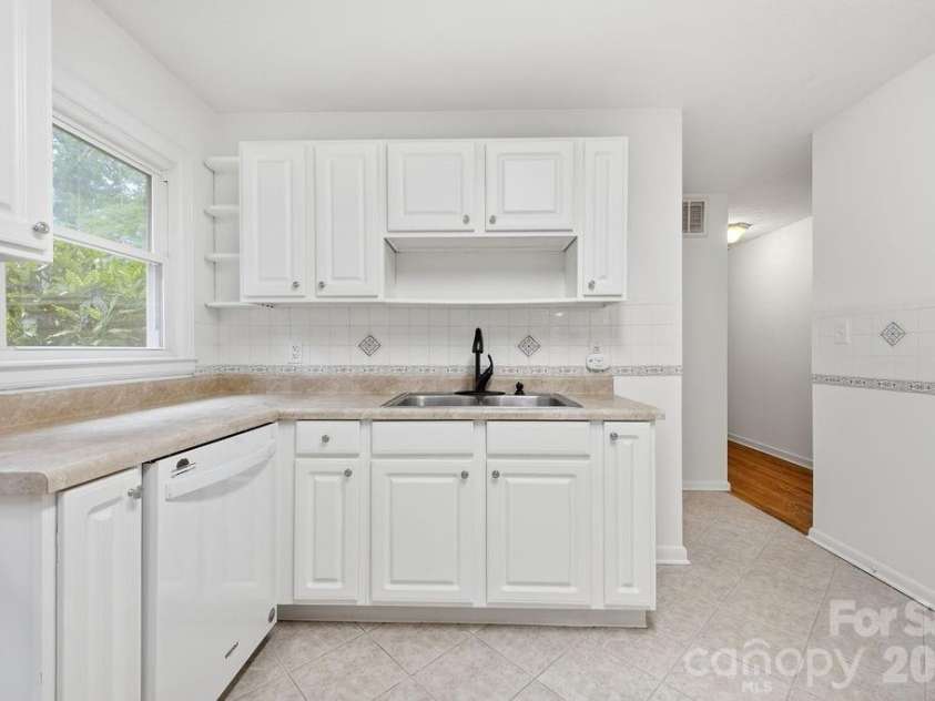 216 Lyndale Road, Hendersonville, NC 28739.  MLS# CAR4409537, YatesRealty ID 41359. 