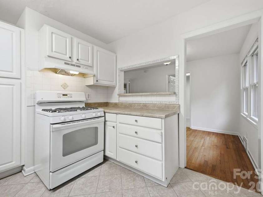 216 Lyndale Road, Hendersonville, NC 28739.  MLS# CAR4409537, YatesRealty ID 41359. 