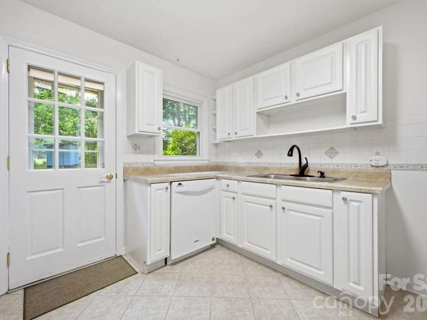 216 Lyndale Road, Hendersonville, NC 28739.  MLS# CAR4409537, YatesRealty ID 41359. 