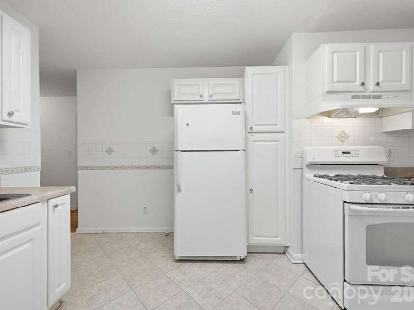 216 Lyndale Road, Hendersonville, NC 28739.  MLS# CAR4409537, YatesRealty ID 41359. 