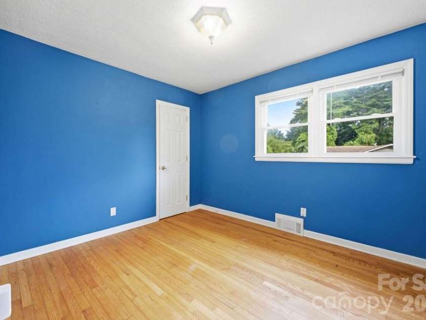 216 Lyndale Road, Hendersonville, NC 28739.  MLS# CAR4409537, YatesRealty ID 41359. 