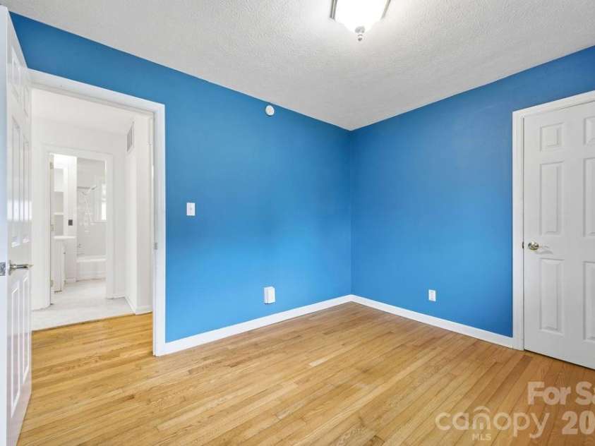 216 Lyndale Road, Hendersonville, NC 28739.  MLS# CAR4409537, YatesRealty ID 41359. 