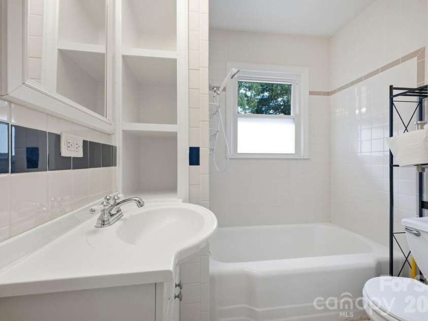 216 Lyndale Road, Hendersonville, NC 28739.  MLS# CAR4409537, YatesRealty ID 41359. 