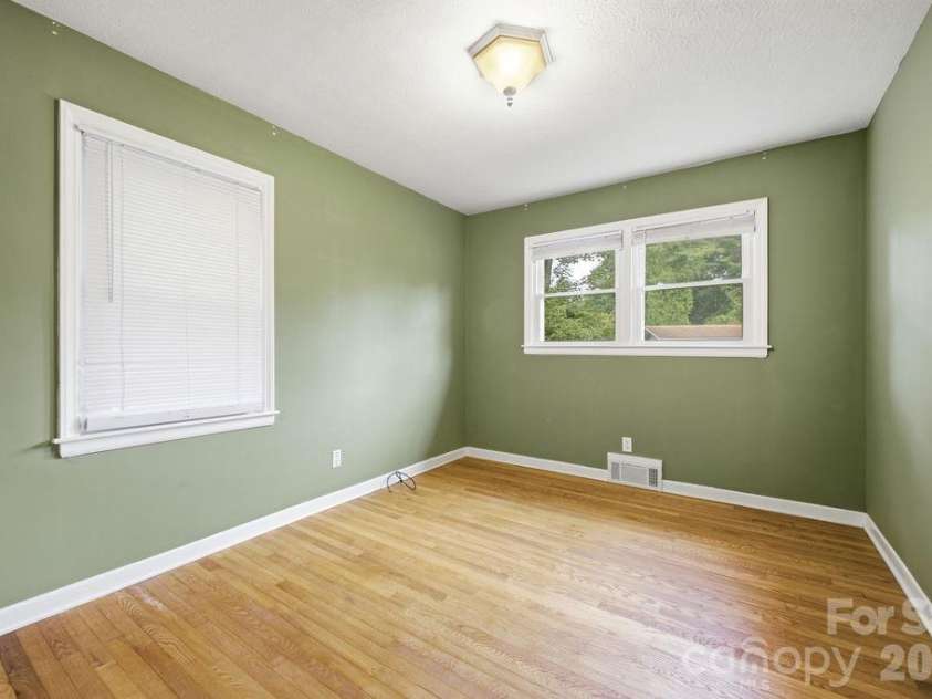 216 Lyndale Road, Hendersonville, NC 28739.  MLS# CAR4409537, YatesRealty ID 41359. 