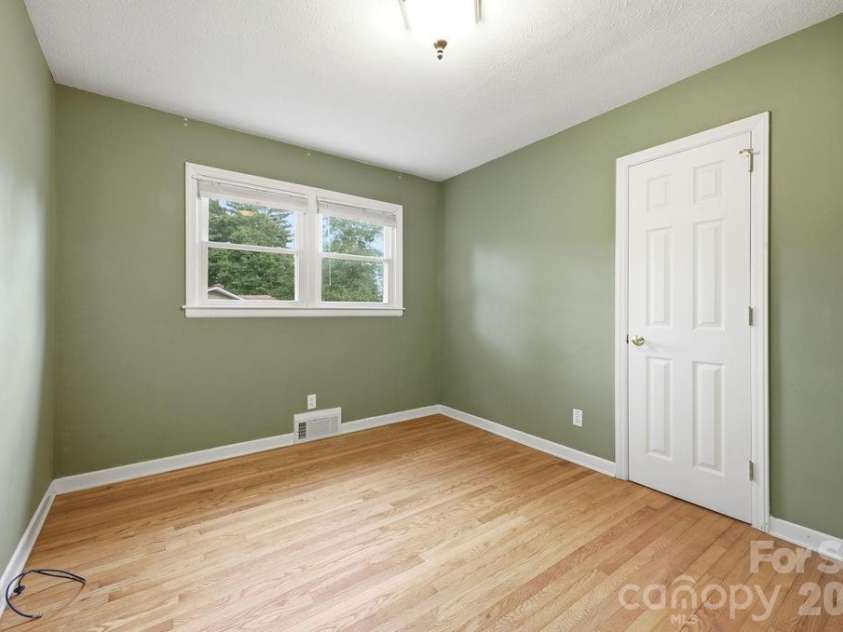 216 Lyndale Road, Hendersonville, NC 28739.  MLS# CAR4409537, YatesRealty ID 41359. 
