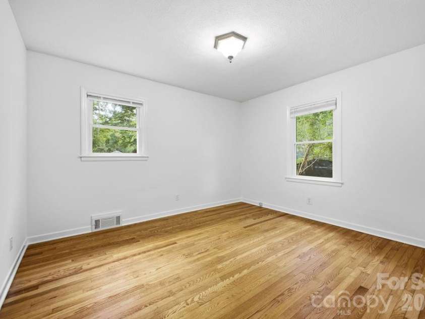 216 Lyndale Road, Hendersonville, NC 28739.  MLS# CAR4409537, YatesRealty ID 41359. 