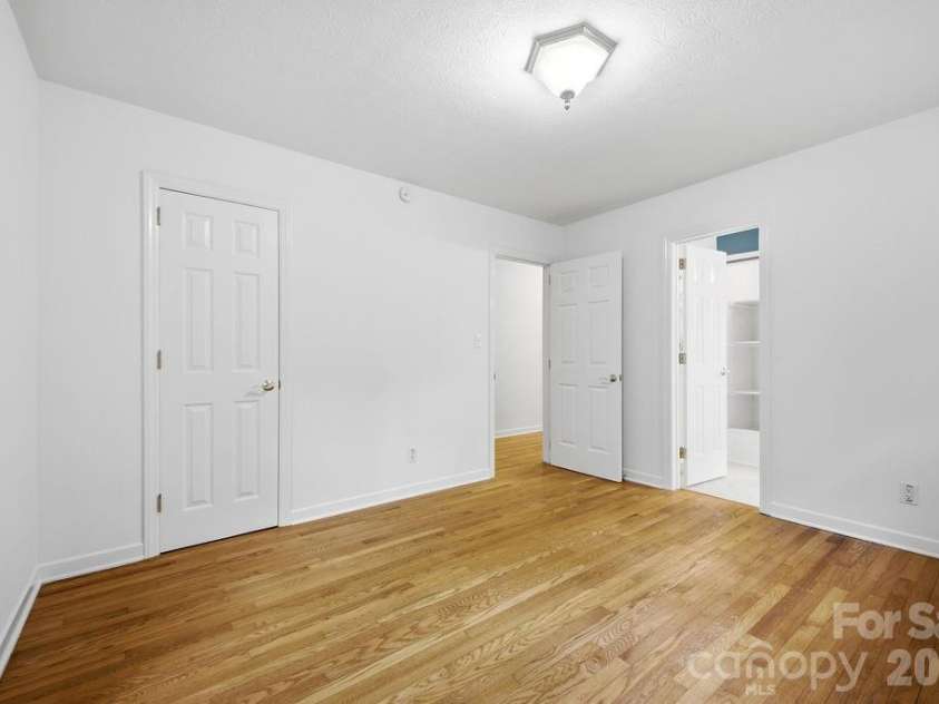 216 Lyndale Road, Hendersonville, NC 28739.  MLS# CAR4409537, YatesRealty ID 41359. 