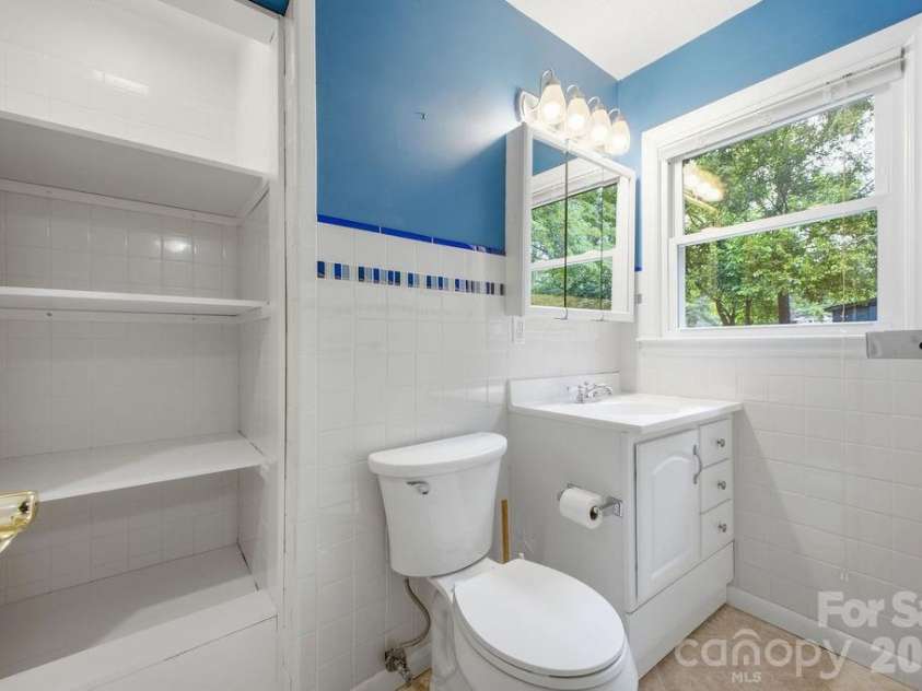 216 Lyndale Road, Hendersonville, NC 28739.  MLS# CAR4409537, YatesRealty ID 41359. 