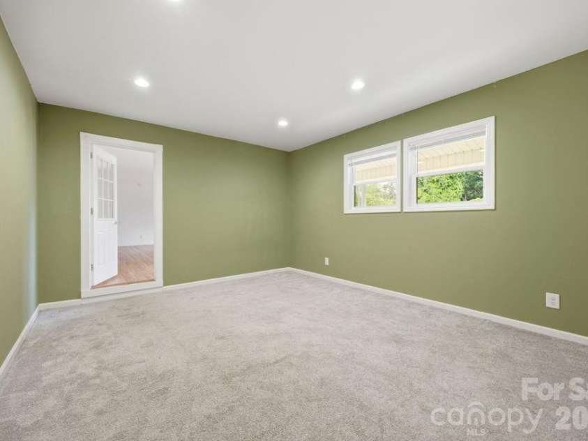 216 Lyndale Road, Hendersonville, NC 28739.  MLS# CAR4409537, YatesRealty ID 41359. 