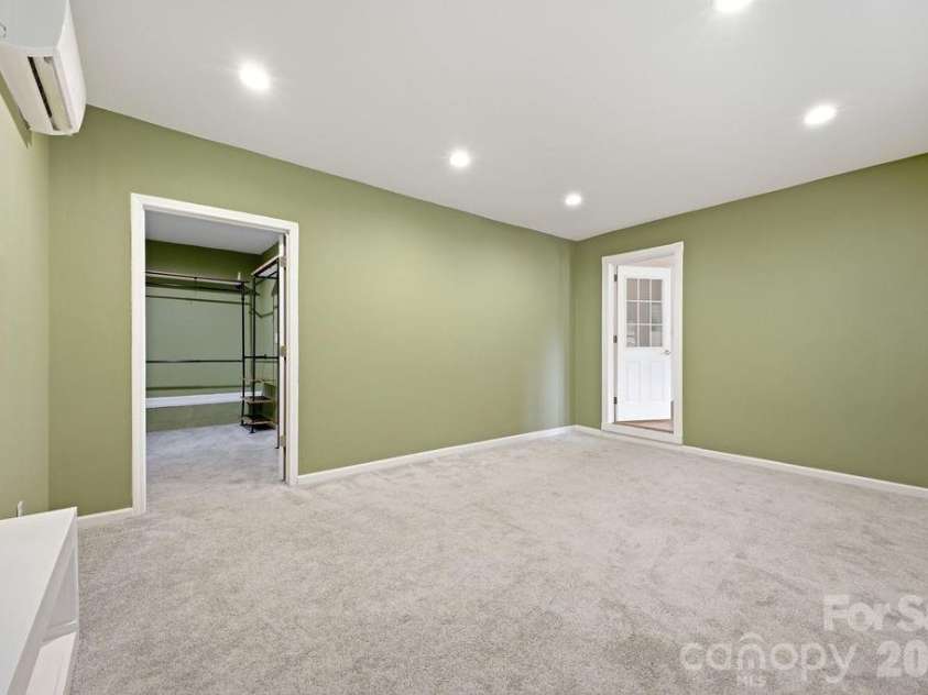 216 Lyndale Road, Hendersonville, NC 28739.  MLS# CAR4409537, YatesRealty ID 41359. 