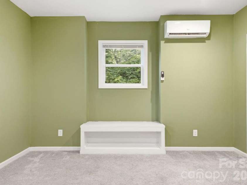 216 Lyndale Road, Hendersonville, NC 28739.  MLS# CAR4409537, YatesRealty ID 41359. 