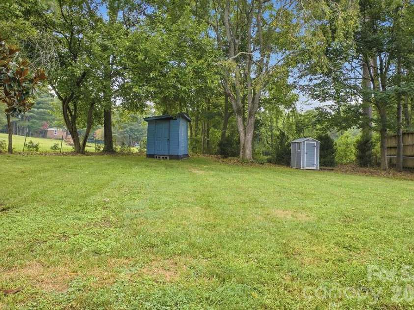 216 Lyndale Road, Hendersonville, NC 28739.  MLS# CAR4409537, YatesRealty ID 41359. 