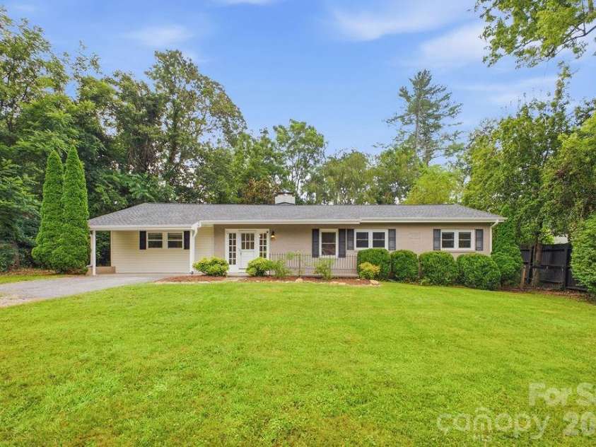 216 Lyndale Road, Hendersonville, NC 28739.  MLS# CAR4409537, YatesRealty ID 41359. 