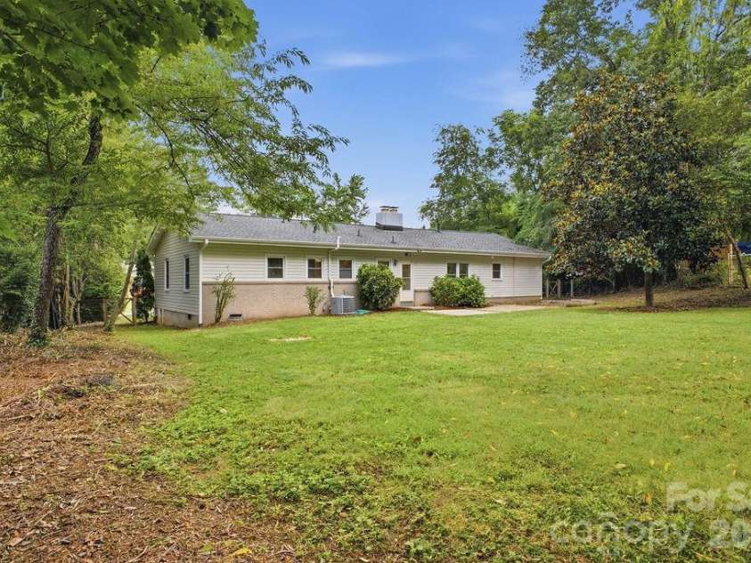 216 Lyndale Road, Hendersonville, NC 28739.  MLS# CAR4409537, YatesRealty ID 41359. 