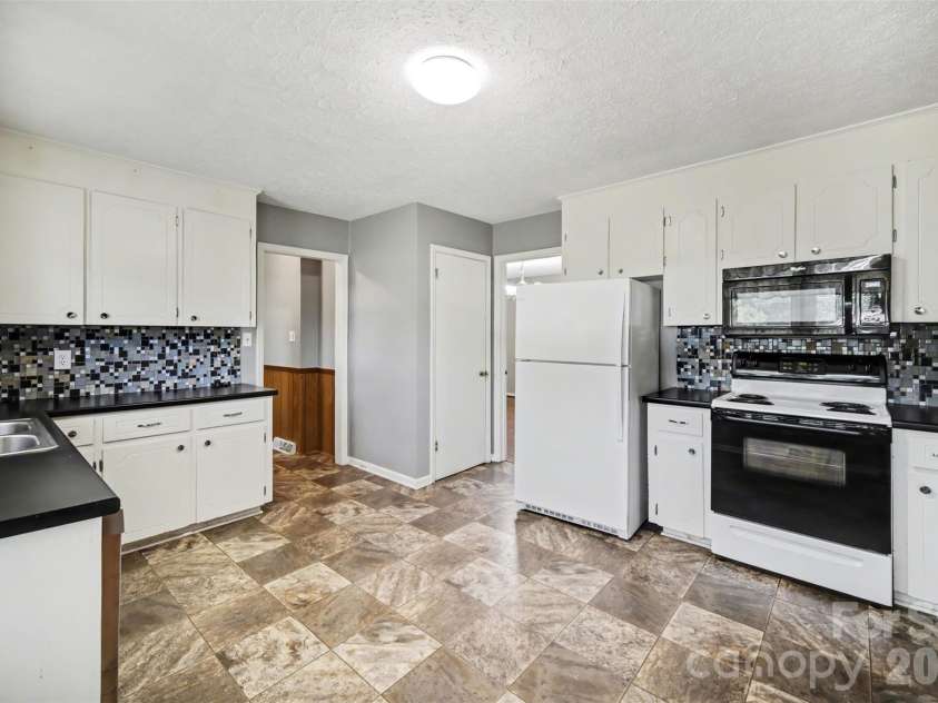 1300 Briarcliff Road, Shelby, NC 28152.  MLS# CAR4375199, YatesRealty ID 41360. Kitchen