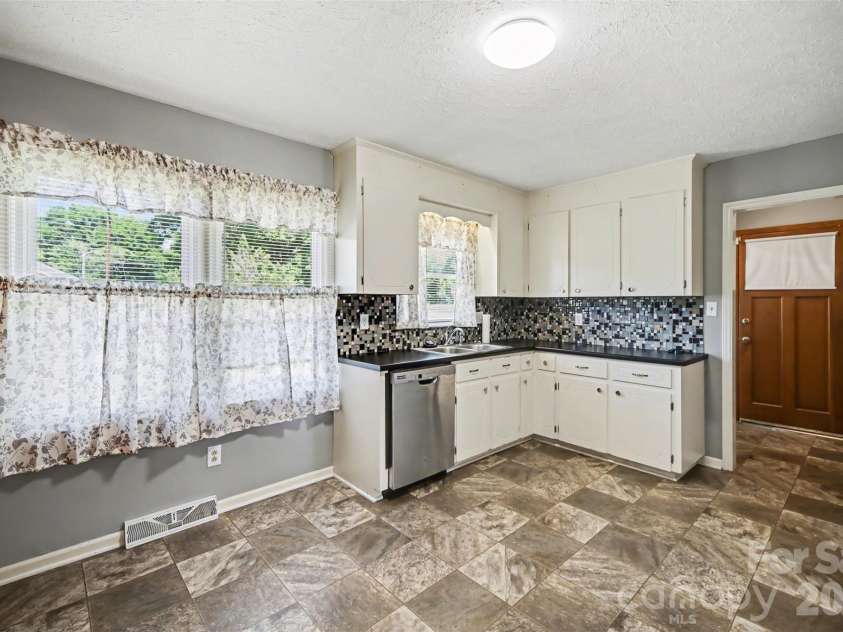 1300 Briarcliff Road, Shelby, NC 28152.  MLS# CAR4375199, YatesRealty ID 41360. Kitchen