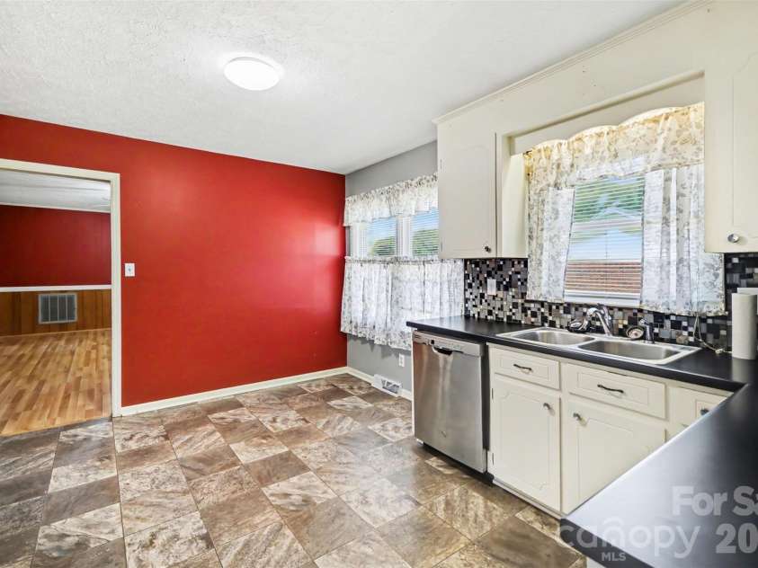 1300 Briarcliff Road, Shelby, NC 28152.  MLS# CAR4375199, YatesRealty ID 41360. Kitchen
