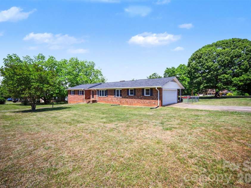 1300 Briarcliff Road, Shelby, NC 28152.  MLS# CAR4375199, YatesRealty ID 41360. Large corner lot