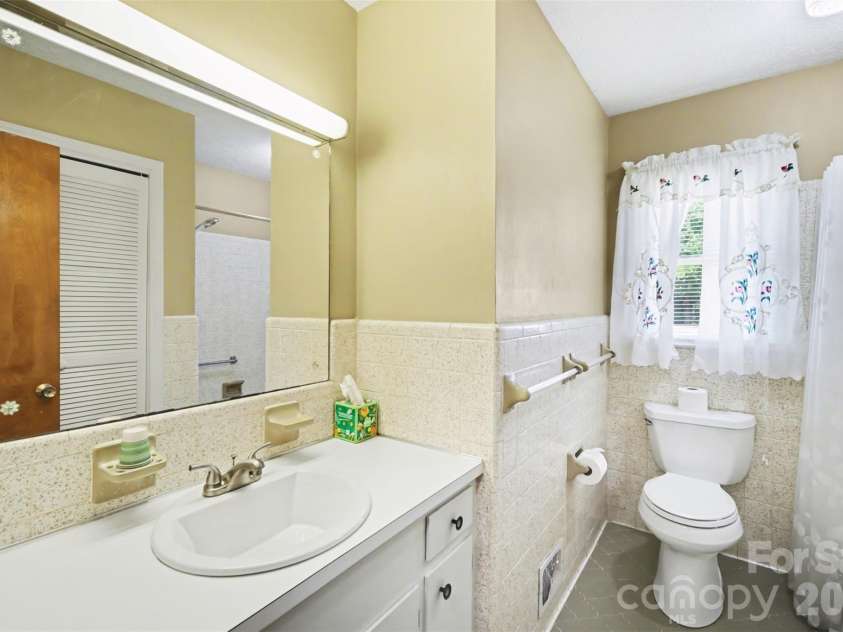 1300 Briarcliff Road, Shelby, NC 28152.  MLS# CAR4375199, YatesRealty ID 41360. Upstairs full bathroom