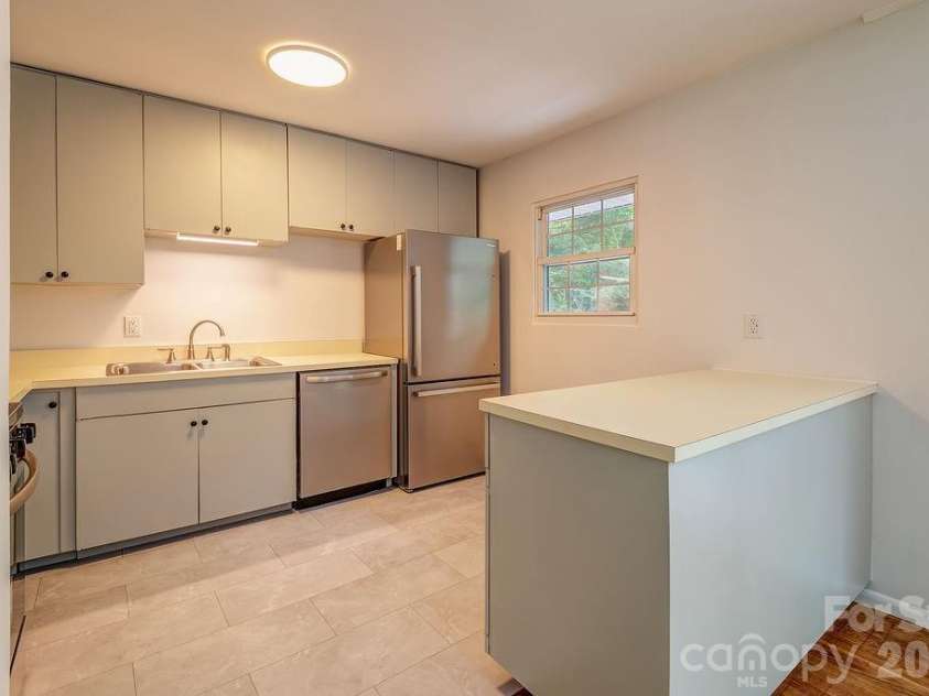 47 Bell Road, Asheville, NC 28805.  MLS# CAR4402411, YatesRealty ID 41364. 