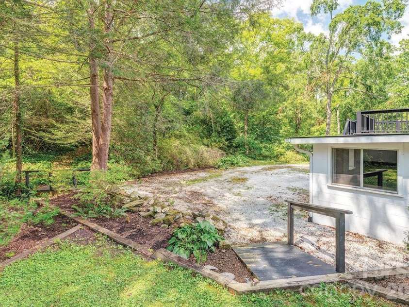 47 Bell Road, Asheville, NC 28805.  MLS# CAR4402411, YatesRealty ID 41364. 
