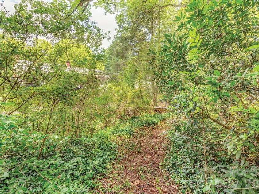 47 Bell Road, Asheville, NC 28805.  MLS# CAR4402411, YatesRealty ID 41364. 