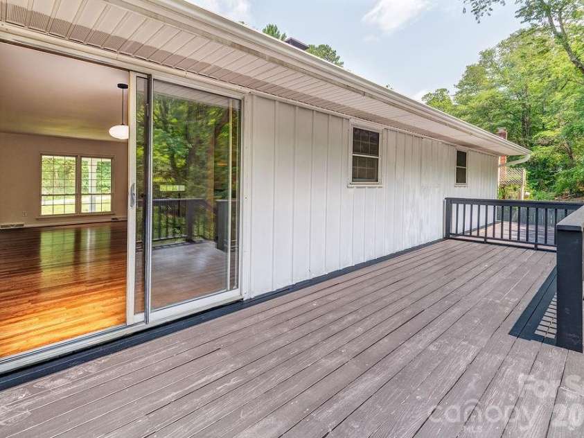 47 Bell Road, Asheville, NC 28805.  MLS# CAR4402411, YatesRealty ID 41364. Sliding doors to the dining area.