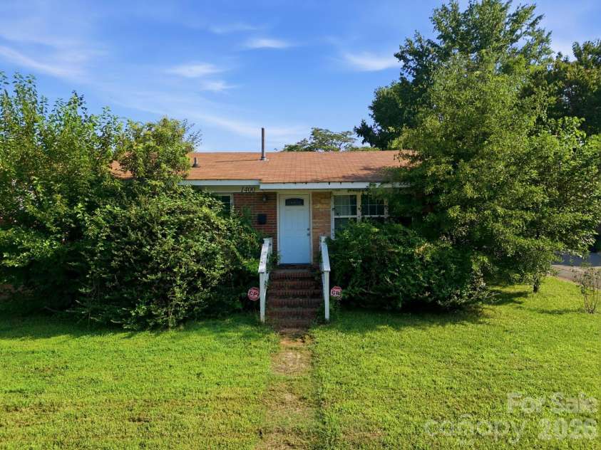 1400 Lasalle Street, Charlotte, NC 28216.  MLS# CAR4410052, YatesRealty ID 41371. 