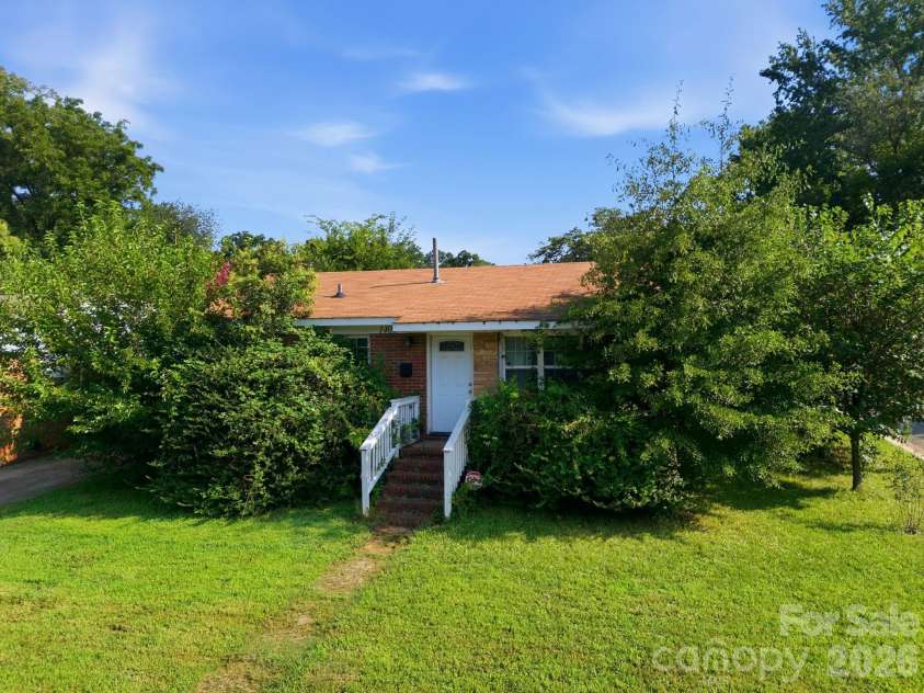1400 Lasalle Street, Charlotte, NC 28216.  MLS# CAR4410052, YatesRealty ID 41371. 
