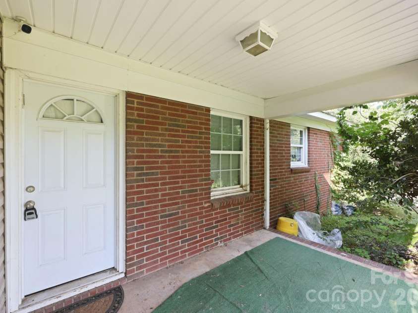 1400 Lasalle Street, Charlotte, NC 28216.  MLS# CAR4410052, YatesRealty ID 41371. 