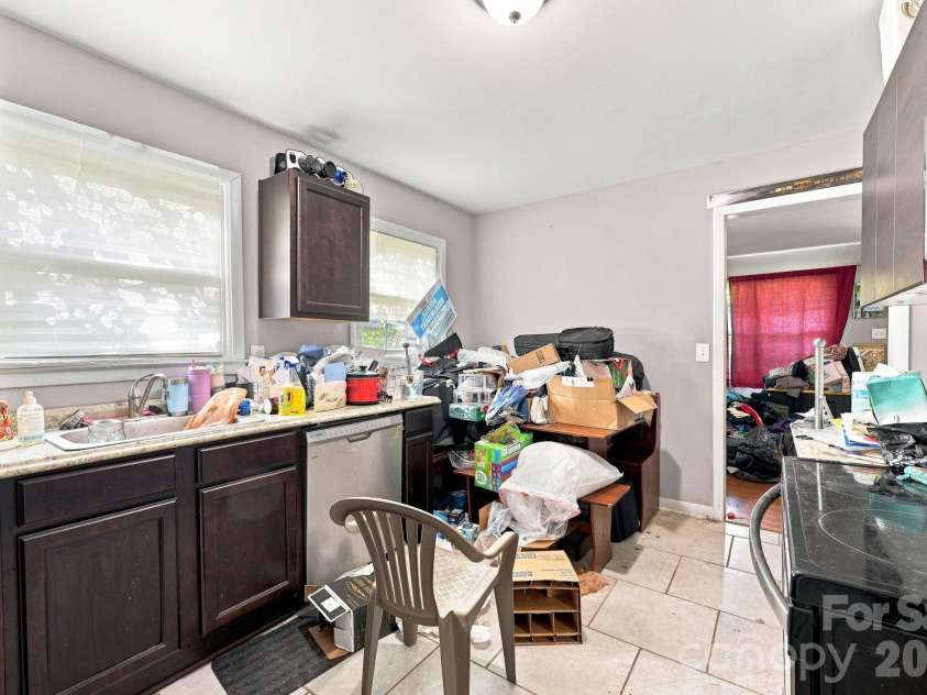 1400 Lasalle Street, Charlotte, NC 28216.  MLS# CAR4410052, YatesRealty ID 41371. 