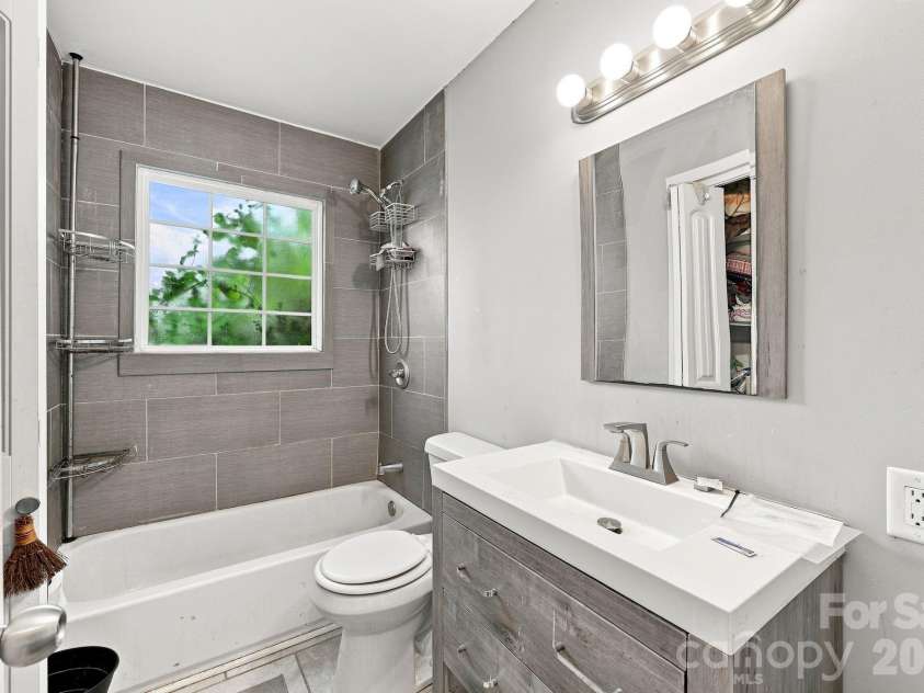 1400 Lasalle Street, Charlotte, NC 28216.  MLS# CAR4410052, YatesRealty ID 41371. 